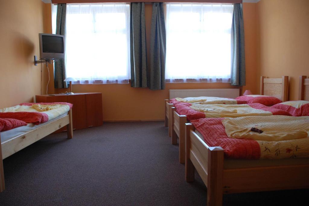 Hotel Marina Hermanuv Mestec Habitación foto